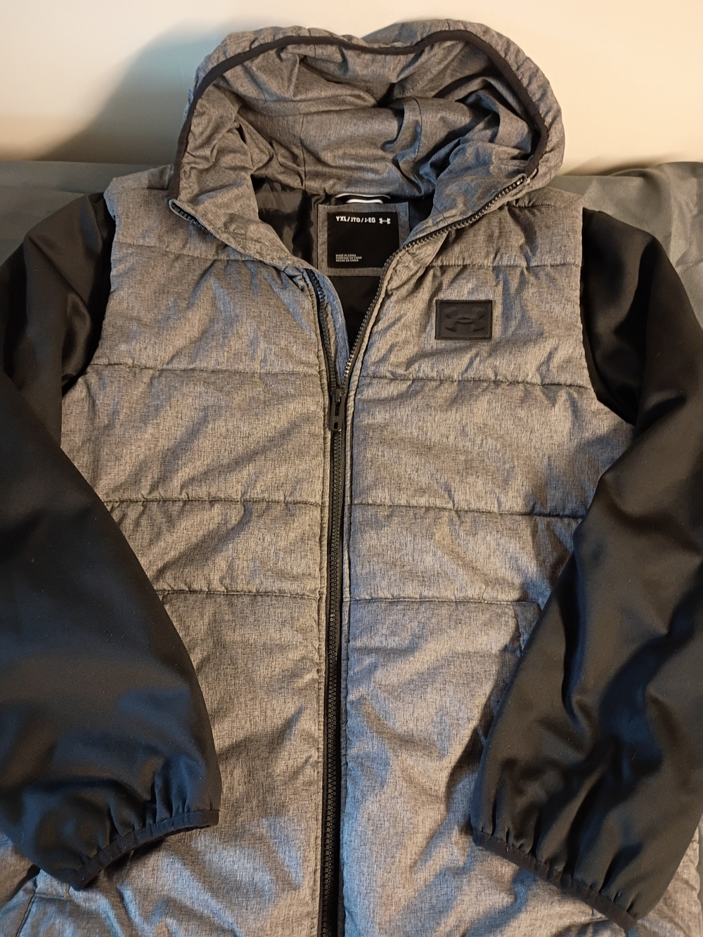 Under Armour Youth XL Grey Quilted Hooded Puffer with Black Sleeves